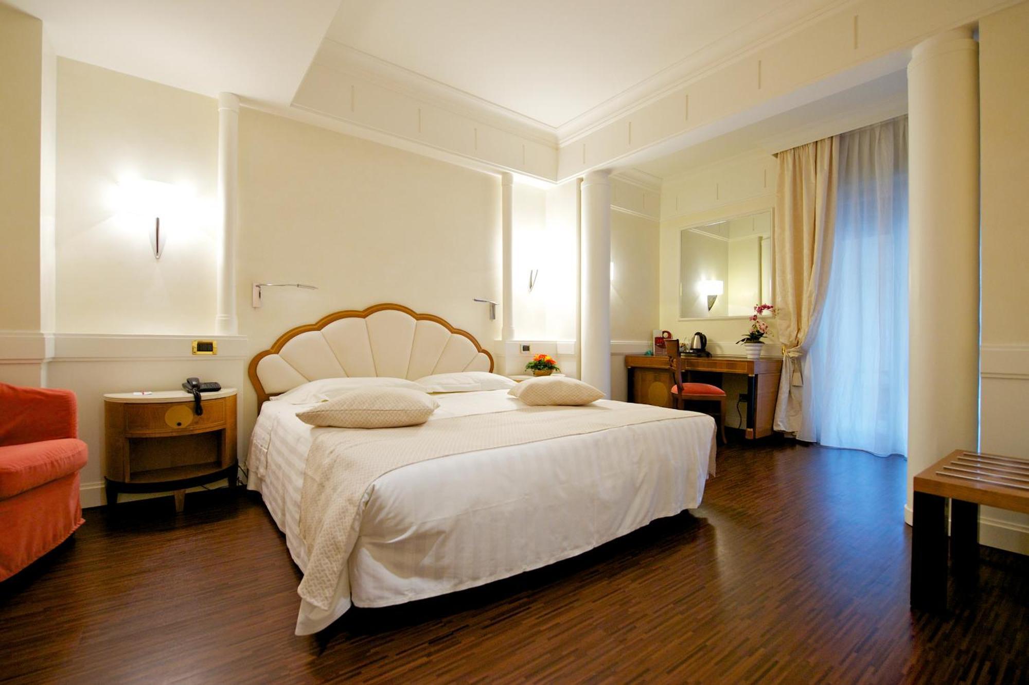 Deluxe Double Room,323378491:JPEG
